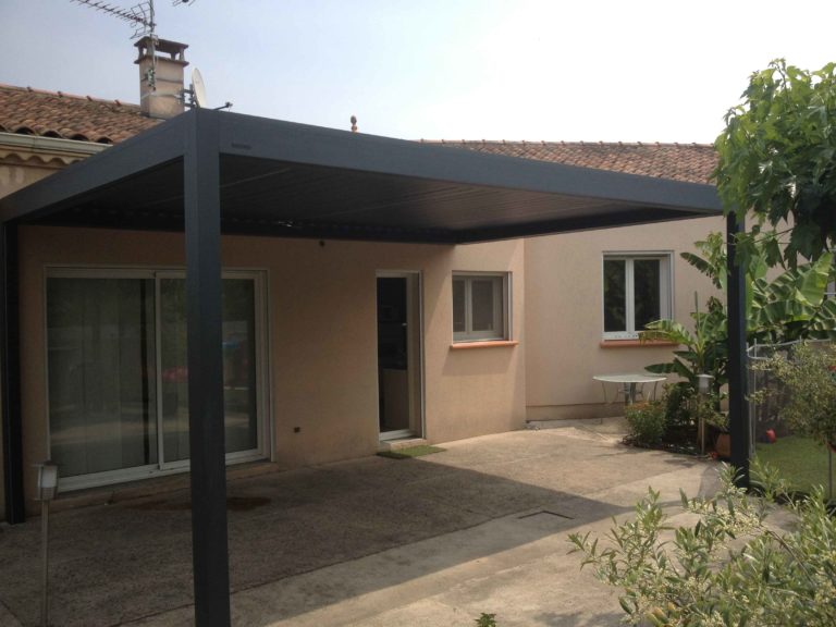 Pergola anthracite adossée à l'angle d'une maison