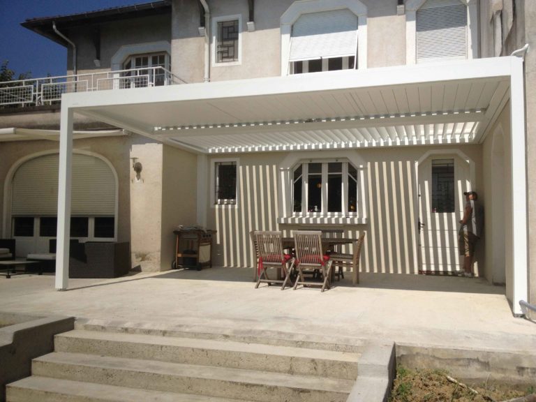 Pergola blanche devant une maison de caractère