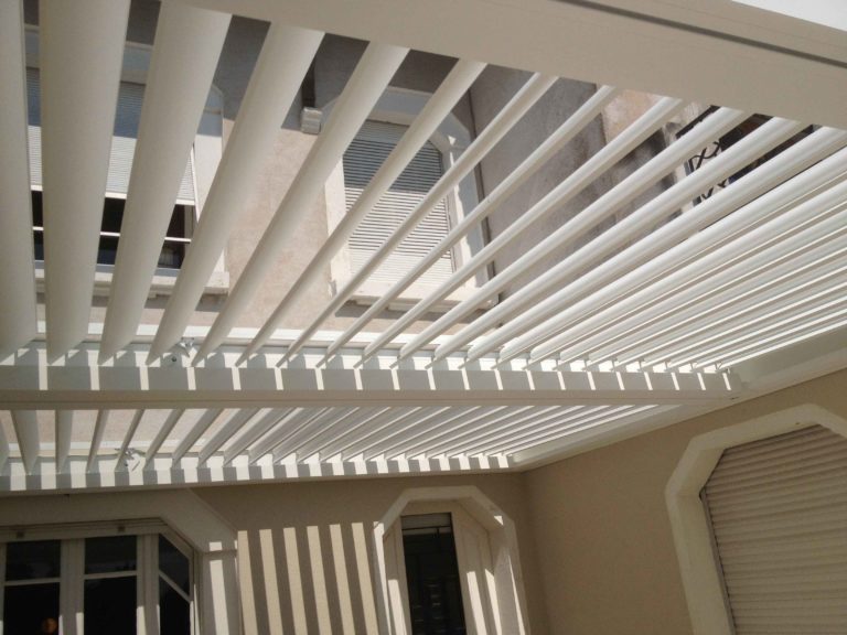 Lames orientables blanches ouvertes vues de dessous