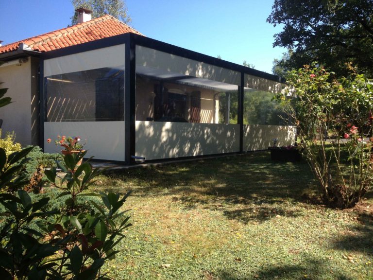 Pergola fermée par des screens transparents côté jardin