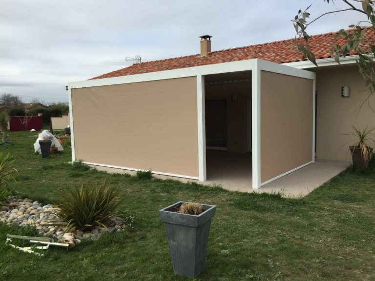Pergola entièrement fermée par des screens beiges