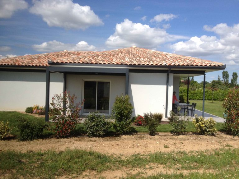 Pergola intégrée à une maison de plain-pied fleurie