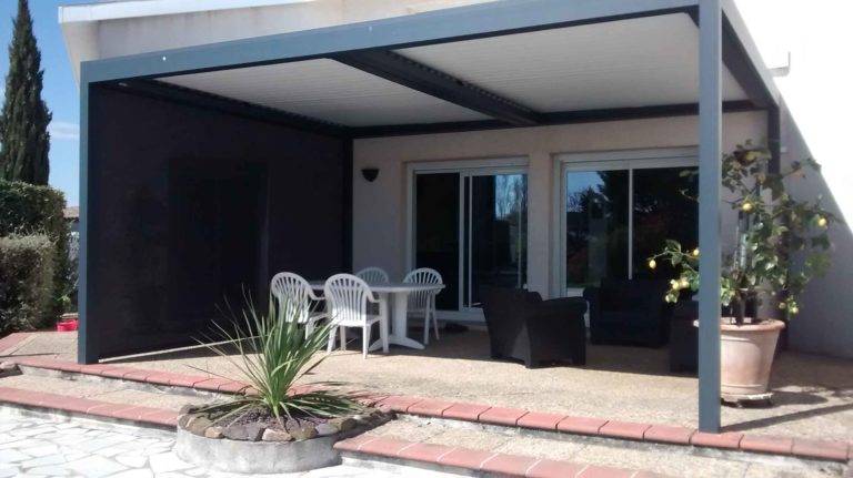 Pergola avec screens sombres et salon de jardin