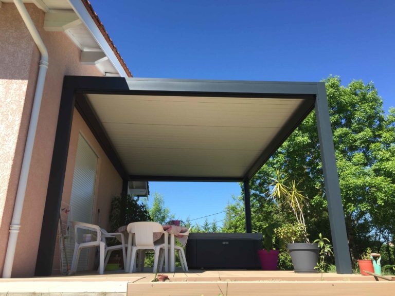 Pergola anthracite ouverte sur le jardin, terrasse en bois