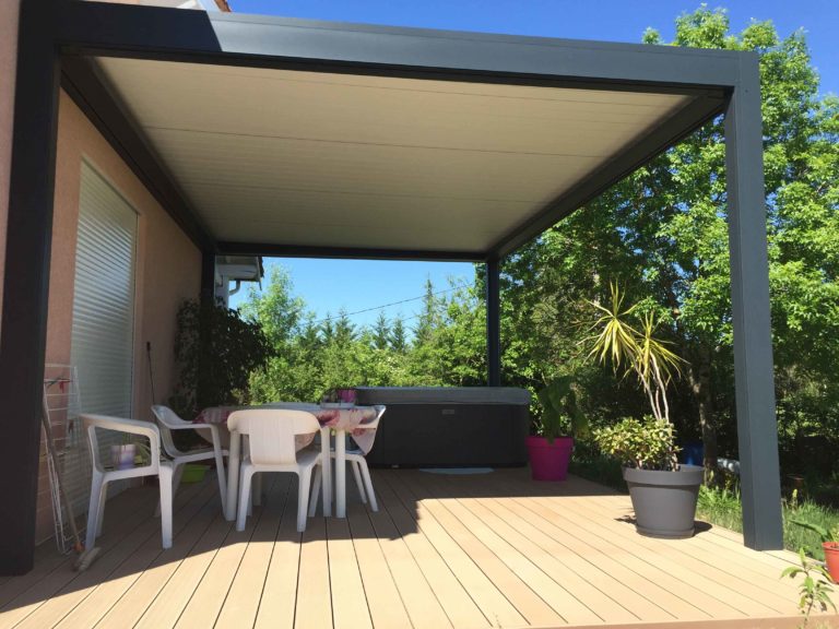 Pergola bioclimatique vue de l'intérieur, terrasse en bois et spa