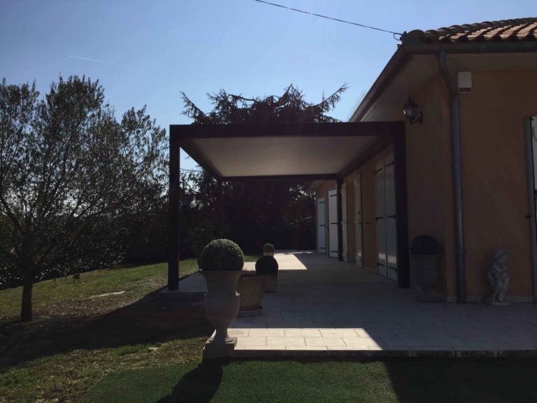 Pergola anthracite le long d'une façade, vue de côté