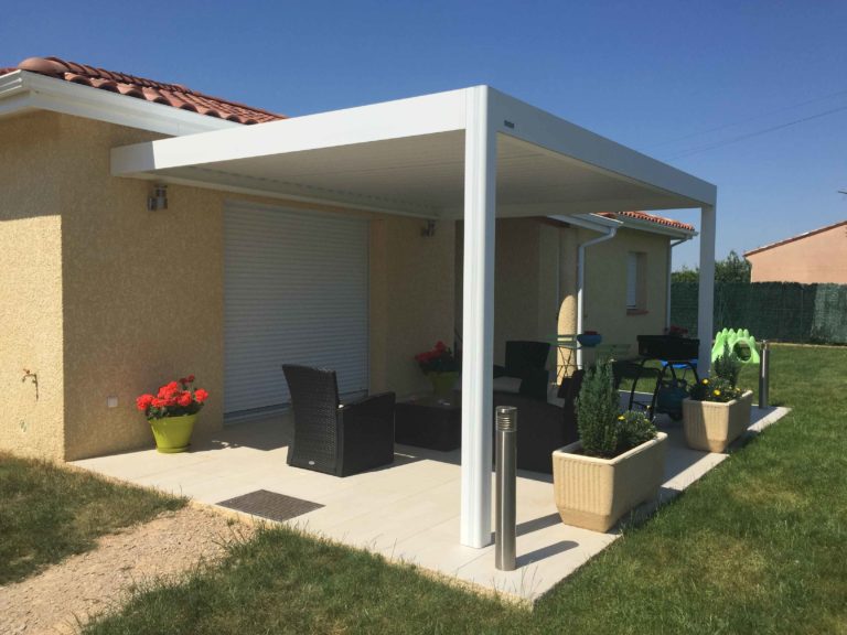 Pergola blanche sur terrasse avec salon de jardin