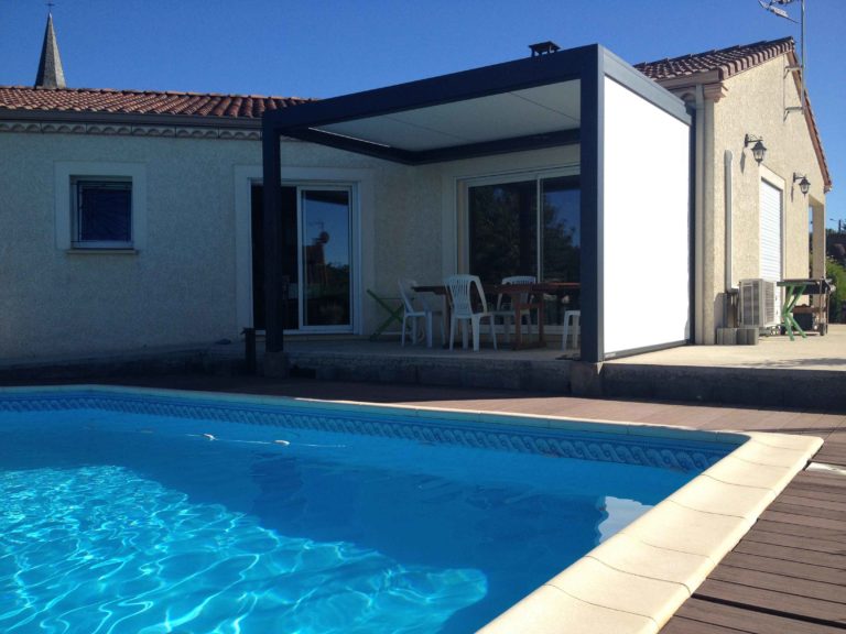 Pergola avec screen blanc au bord d'une piscine