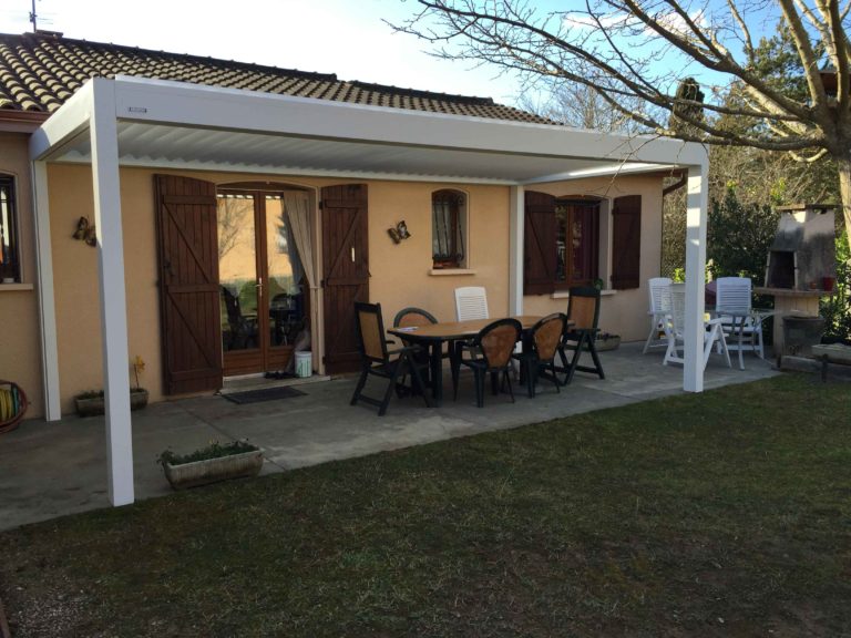 Pergola blanche au-dessus d'une table de jardin