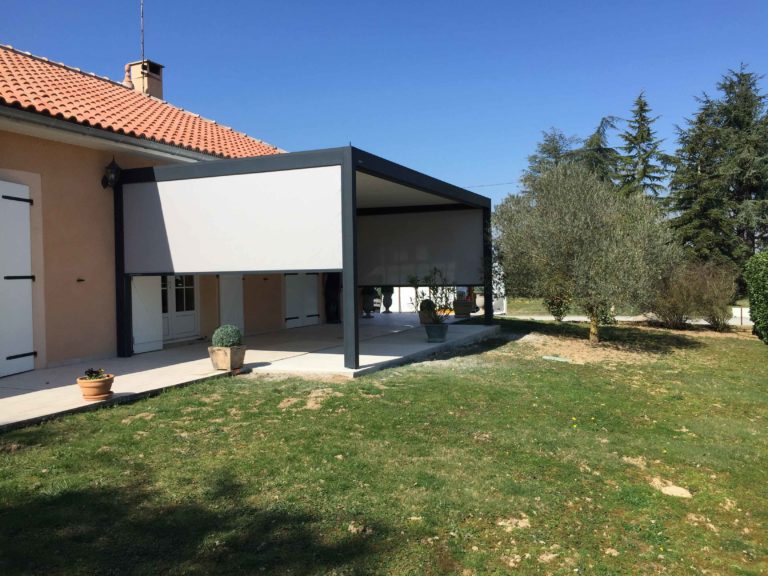 Pergola bioclimatique et screen blanc pour couper le vent