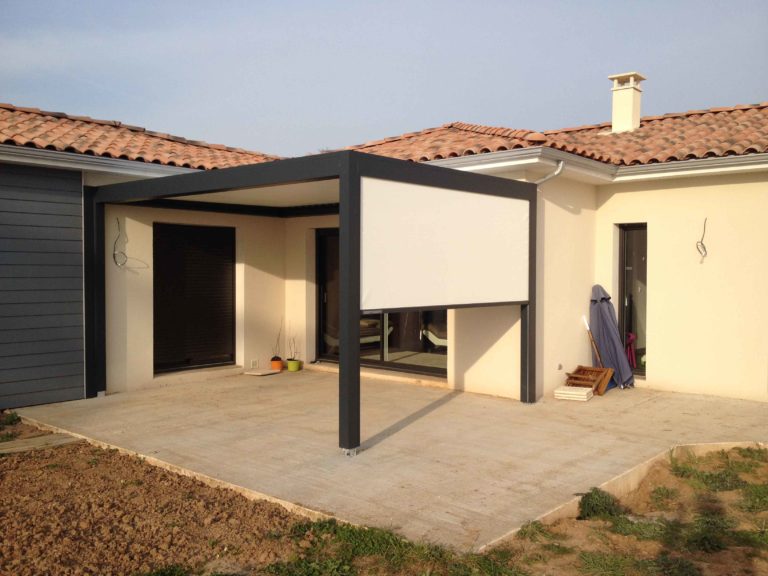 Pergola avec screen latéral blanc baissé