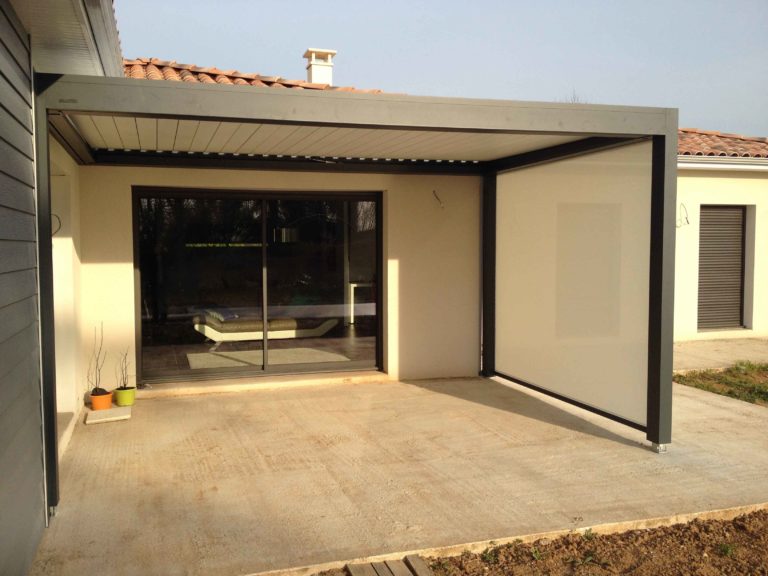 Pergola bioclimatique encadrant une baie vitrée