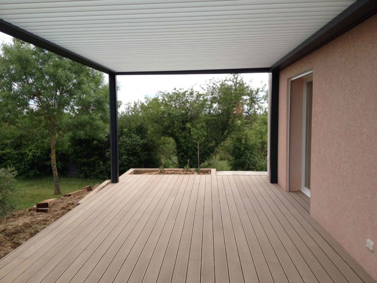 Pergola anthracite au-dessus d'une terrasse en lames composites
