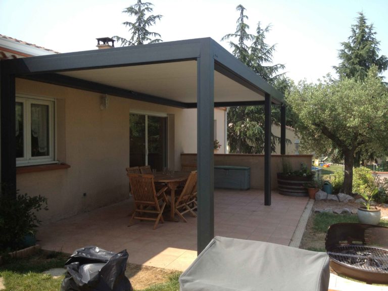 Pergola adossée et salon de jardin entre les oliviers