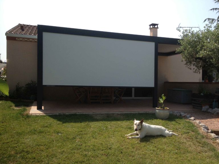 Pergola avec grand screen baissé face au jardin