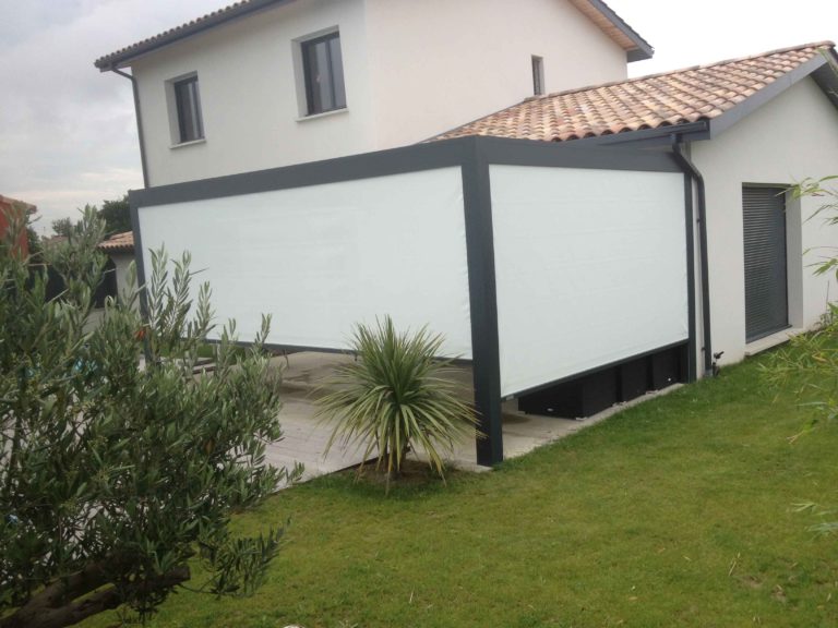 Pergola fermée par des screens blancs sur deux côtés