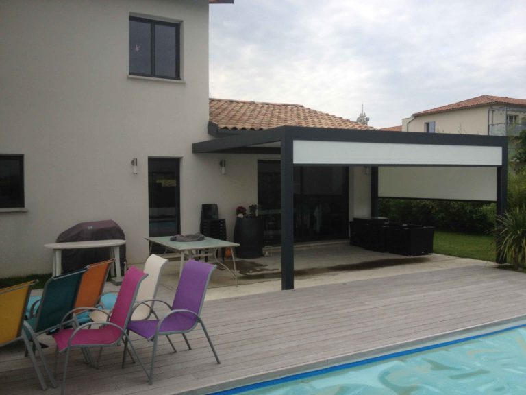 Pergola avec screen au bord d'une piscine, transats colorés