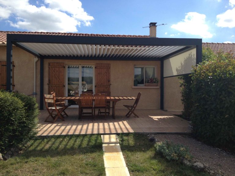 Pergola bioclimatique au-dessus d'une table de jardin