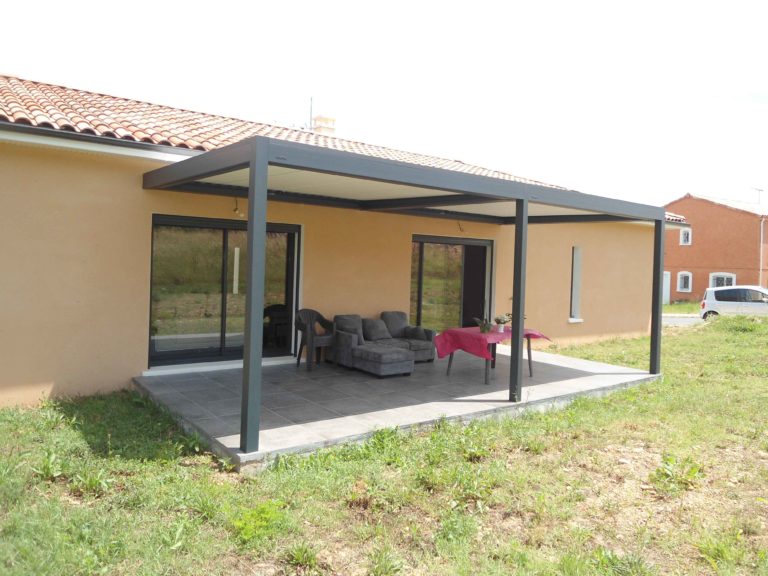 Pergola bioclimatique anthracite adossée devant une baie vitrée