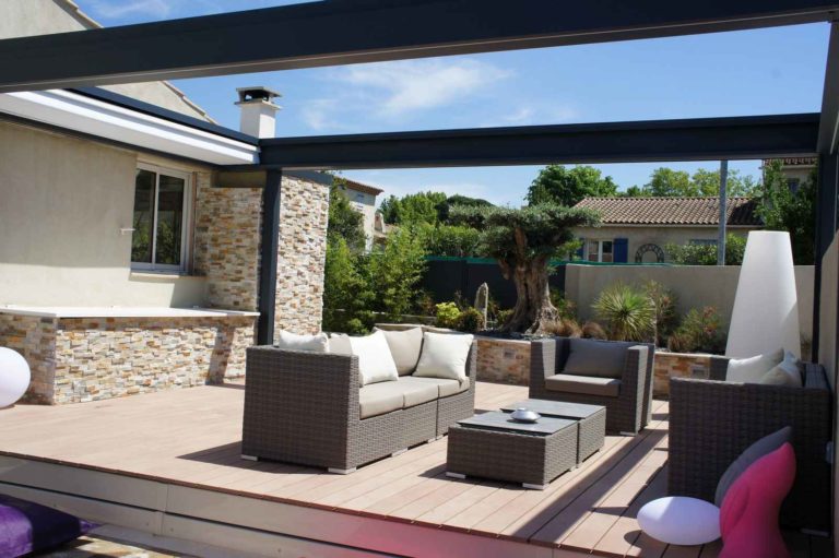 Pergola anthracite au-dessus d'un salon sur terrasse en bois