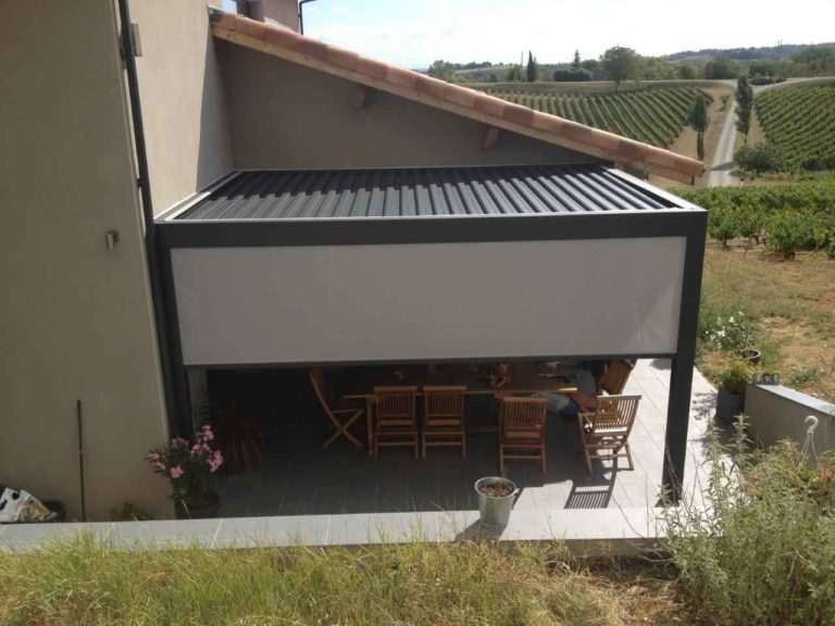 Pergola anthracite avec screen baissé côté jardin