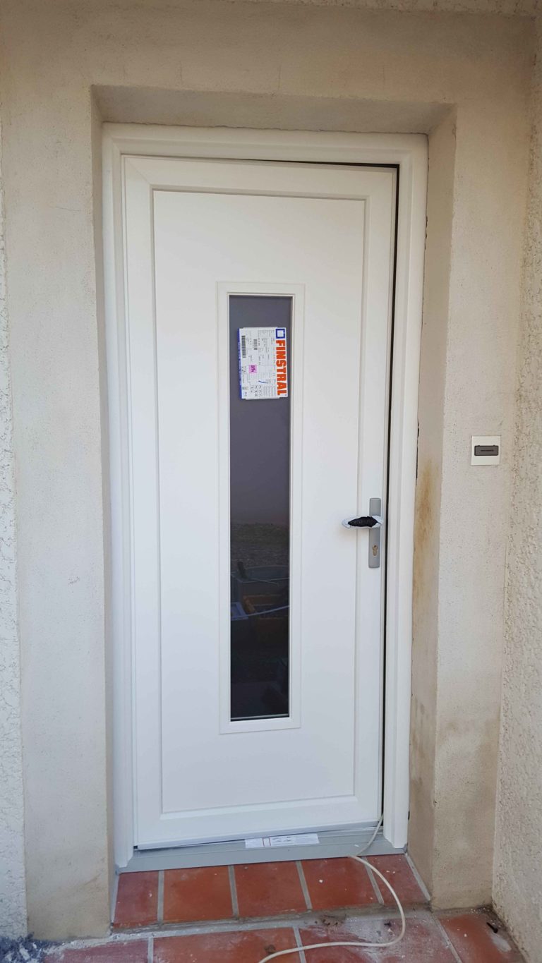 Porte d'entrée blanche à vitrage vertical