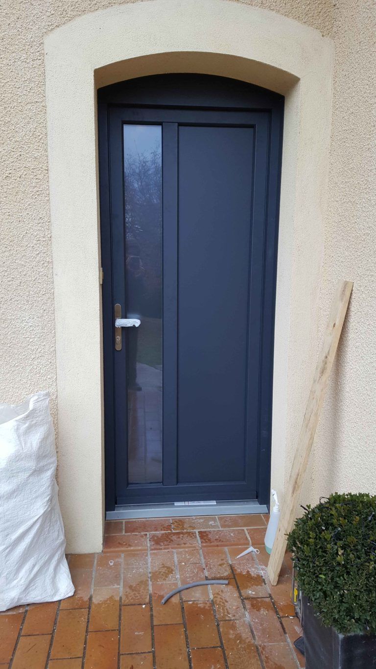 Porte d'entrée bleu marine en arc