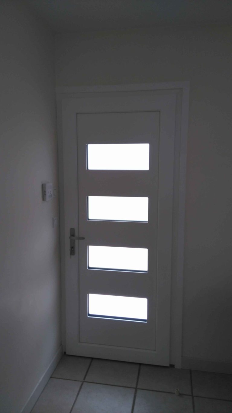 Porte d'entrée anthracite à quatre vitrages horizontaux
