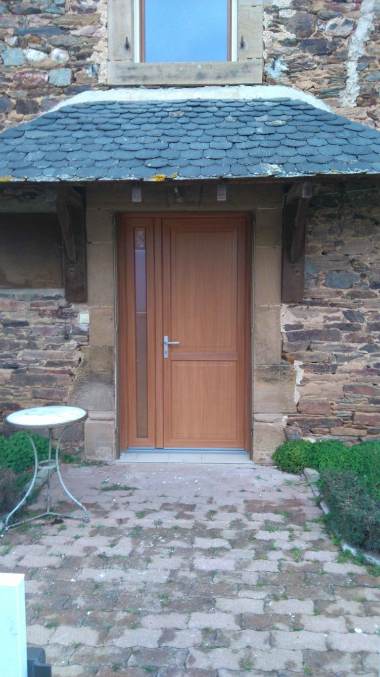 Porte d'entrée bois sous auvent en ardoise