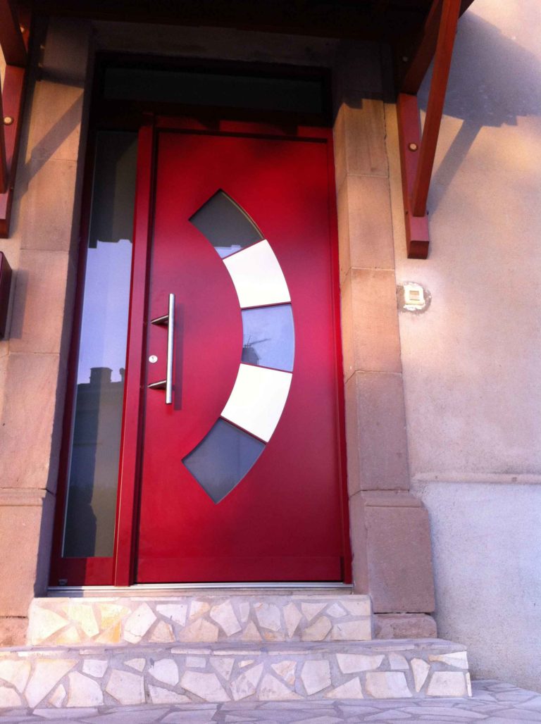 Porte d'entrée rouge à vitrage en arc