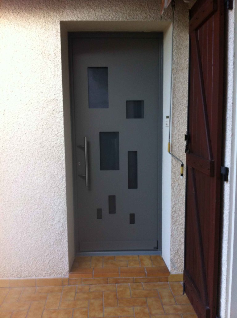 Porte d'entrée grise à motifs vitrés