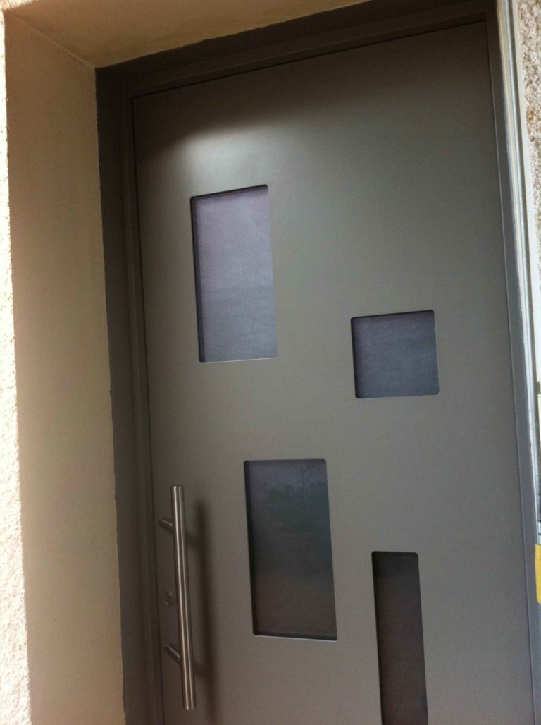 Porte d'entrée taupe à petits vitrages