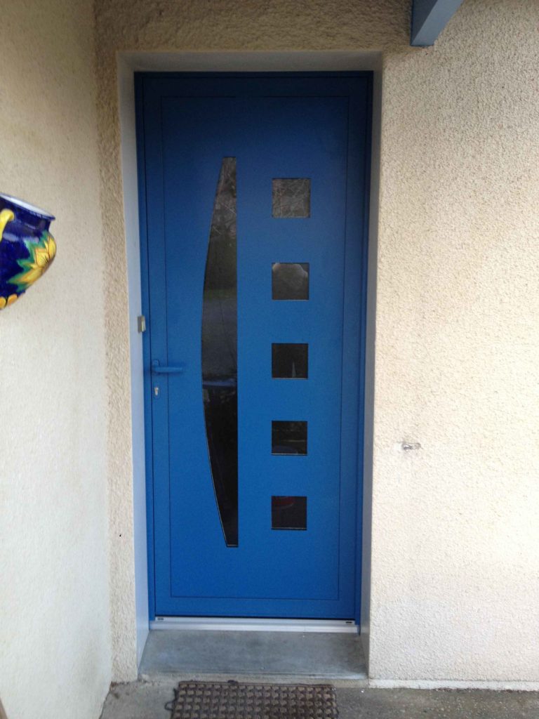Porte d'entrée bleue à vitrages