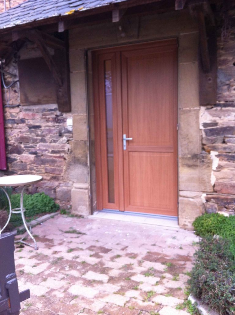 Porte d'entrée bois sur façade en grès rose