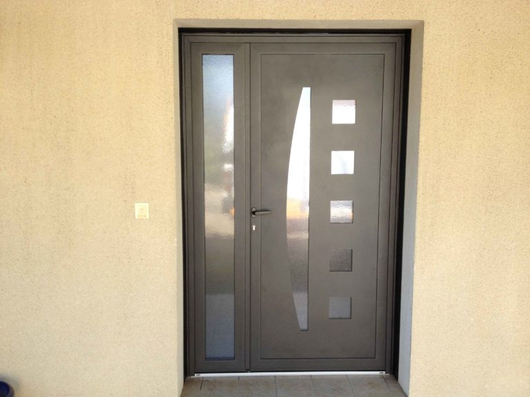 Porte d'entrée grise vitrée à carreaux