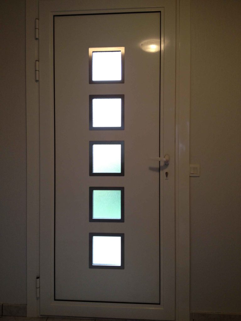 Porte d'entrée gris foncé à hublots carrés