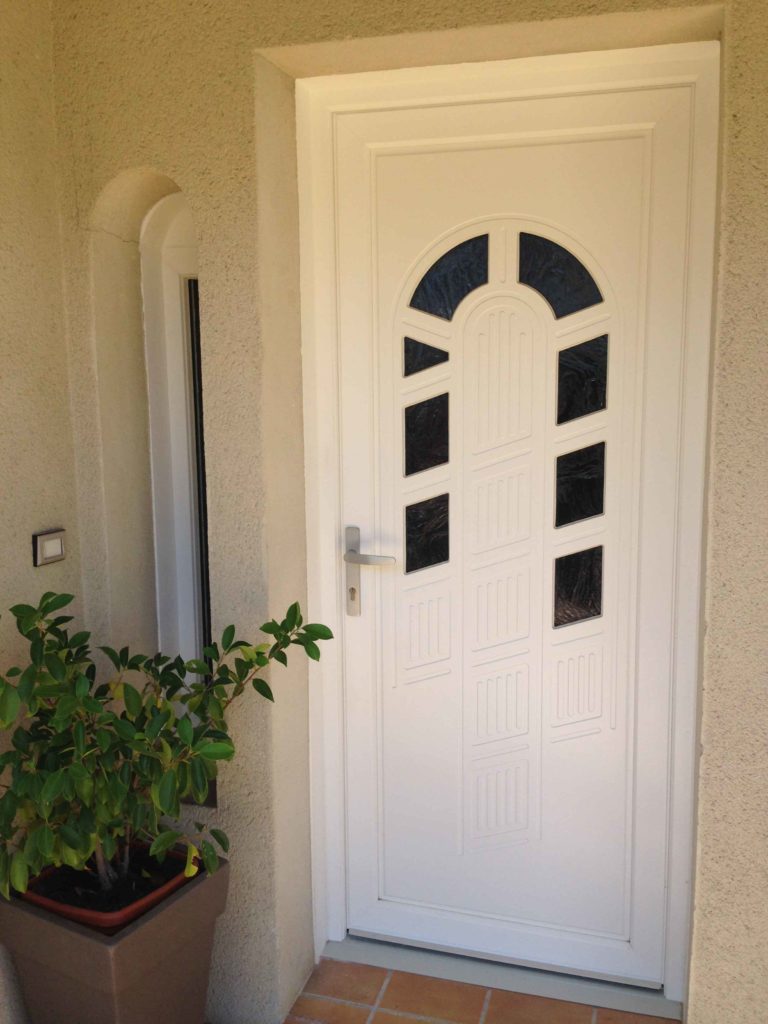 Porte d'entrée blanche à vitrages décoratifs