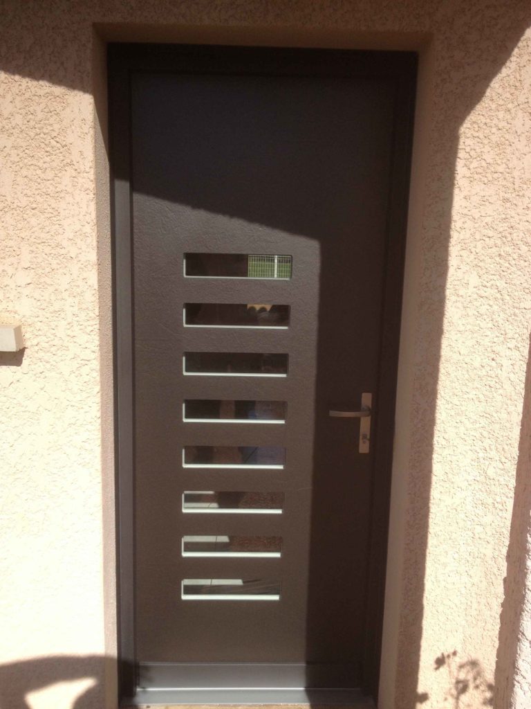 Porte d'entrée brune à vitrages horizontaux