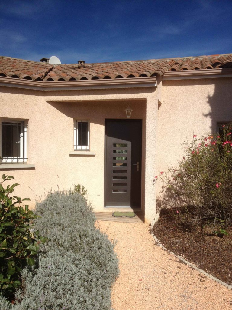 Porte d'entrée anthracite sur maison de plain-pied