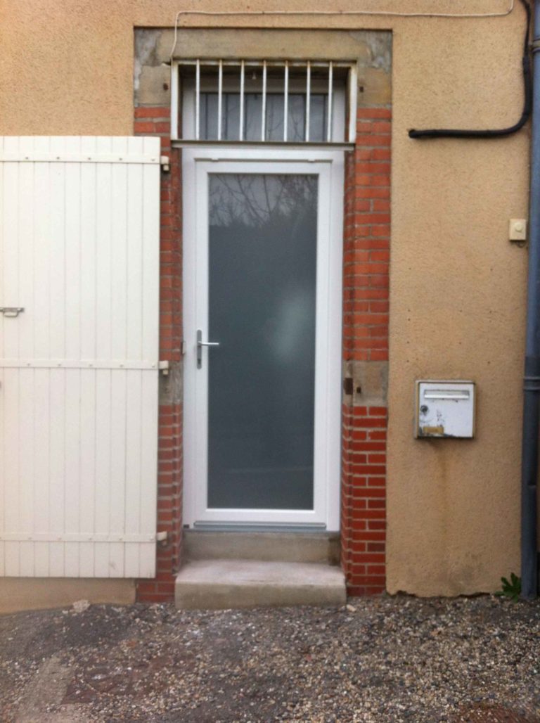 Porte d'entrée blanche vitrée avec grille