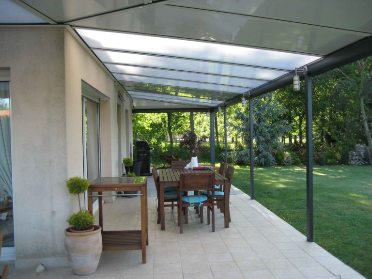 Couverture de terrasse au-dessus d'une table de jardin