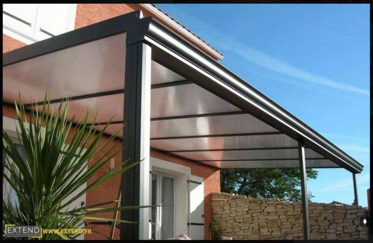 Couverture de terrasse grise au-dessus d'un jardin