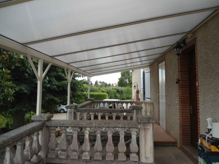 Terrasse à balustres couverte, vue de dessous