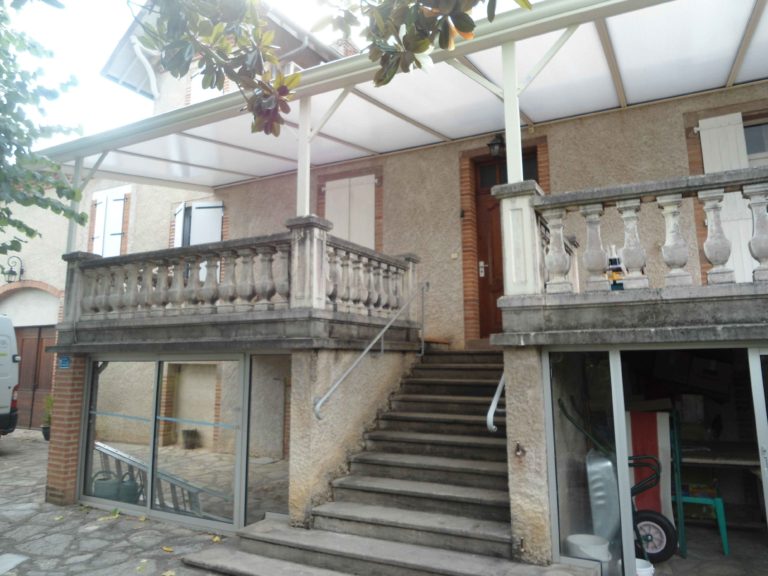 Couverture blanche au-dessus d'une terrasse à balustres