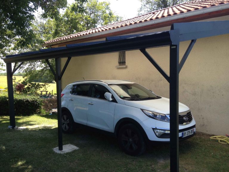 Préau anthracite abritant une voiture