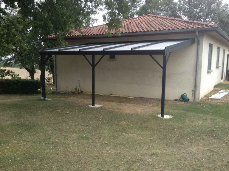 Couverture de terrasse anthracite sur une pelouse