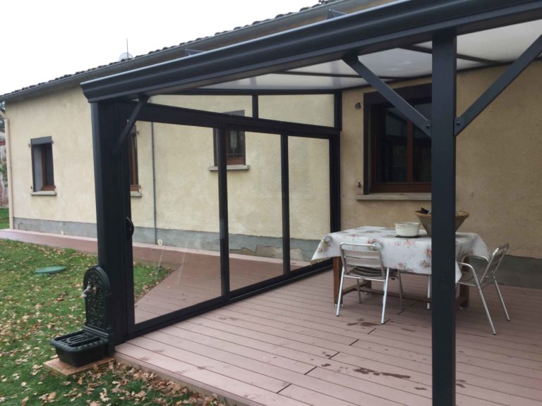 Couverture de terrasse anthracite à toit translucide