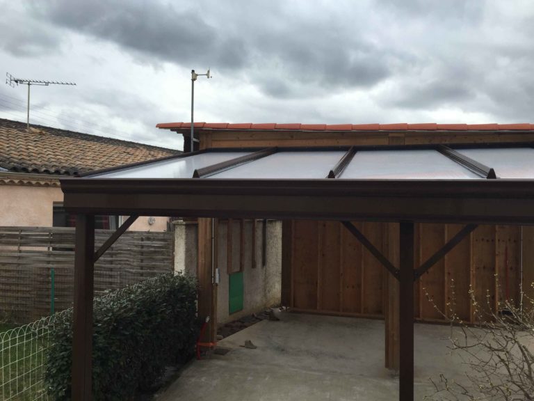 Préau en bois à toiture en tuiles
