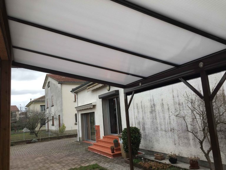 Toit translucide de couverture de terrasse vu de dessous