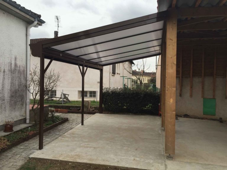 Préau bois et aluminium dans une cour